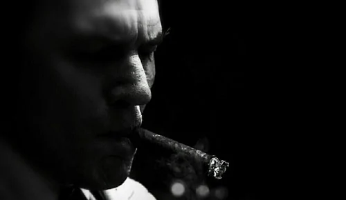 «Самый известный гангстер Америки»: Том Харди перевоплотился в Аль Капоне в первом трейлере байопика «Лицо со шрамом»