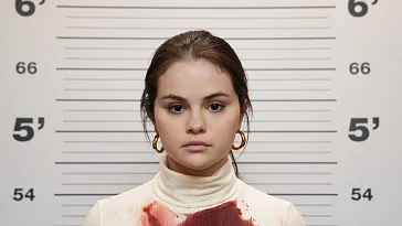 Фото: Селена Гомес в окровавленной одежде на кадре «Убийств в одном здании»