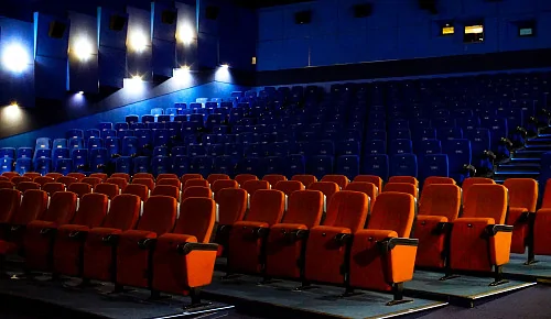 Американские кинотеатры заканчивают уикенд с худшими показателями в XXI веке