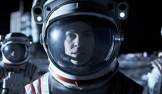 Сериал «Вдали» с Хилари Суэнк в роли астронавтки закрыли после первого сезона