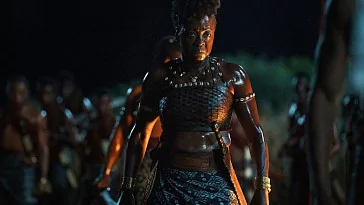 Виола Дэвис готовится к бою в трейлере эпика «Женщина-король»