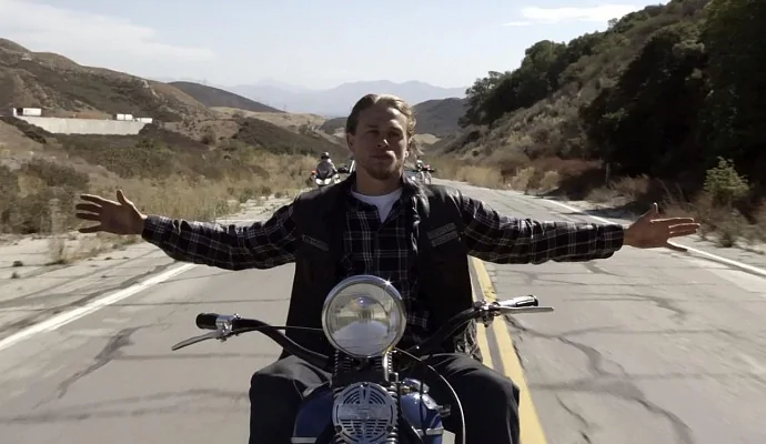 Чарли Ханнэм разъезжает на мотоцикле в трейлере сериала «Шантарам»