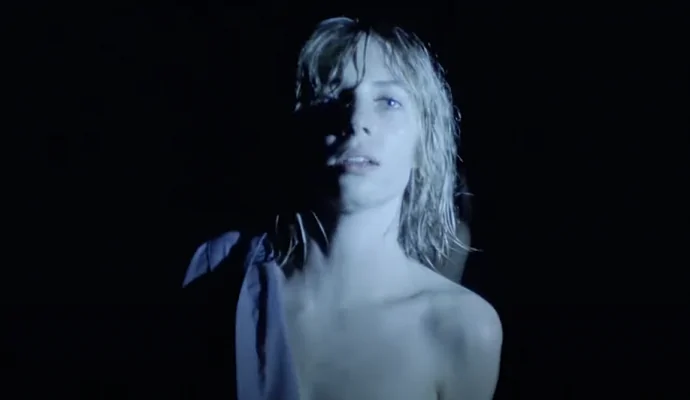 Майя Хоук блуждает по тёмному лесу в клипе на свой трек Thérèse от Брэйди Корбета