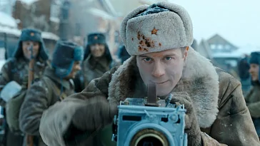 Тихон Жизневский снимает кино на фронте в трейлере «Первого Оскара»