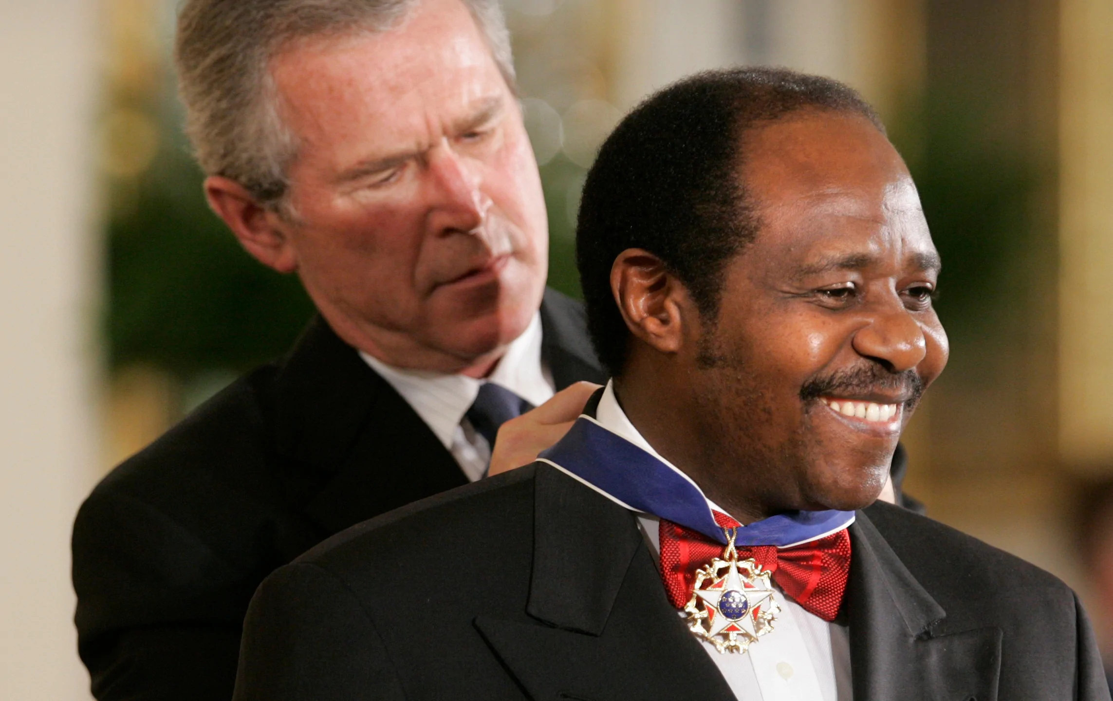 Джордж Буш — младший вручает Президентскую медаль Свободы Полу Русесабаджине в 2005 году/Lawrence Jackson, File