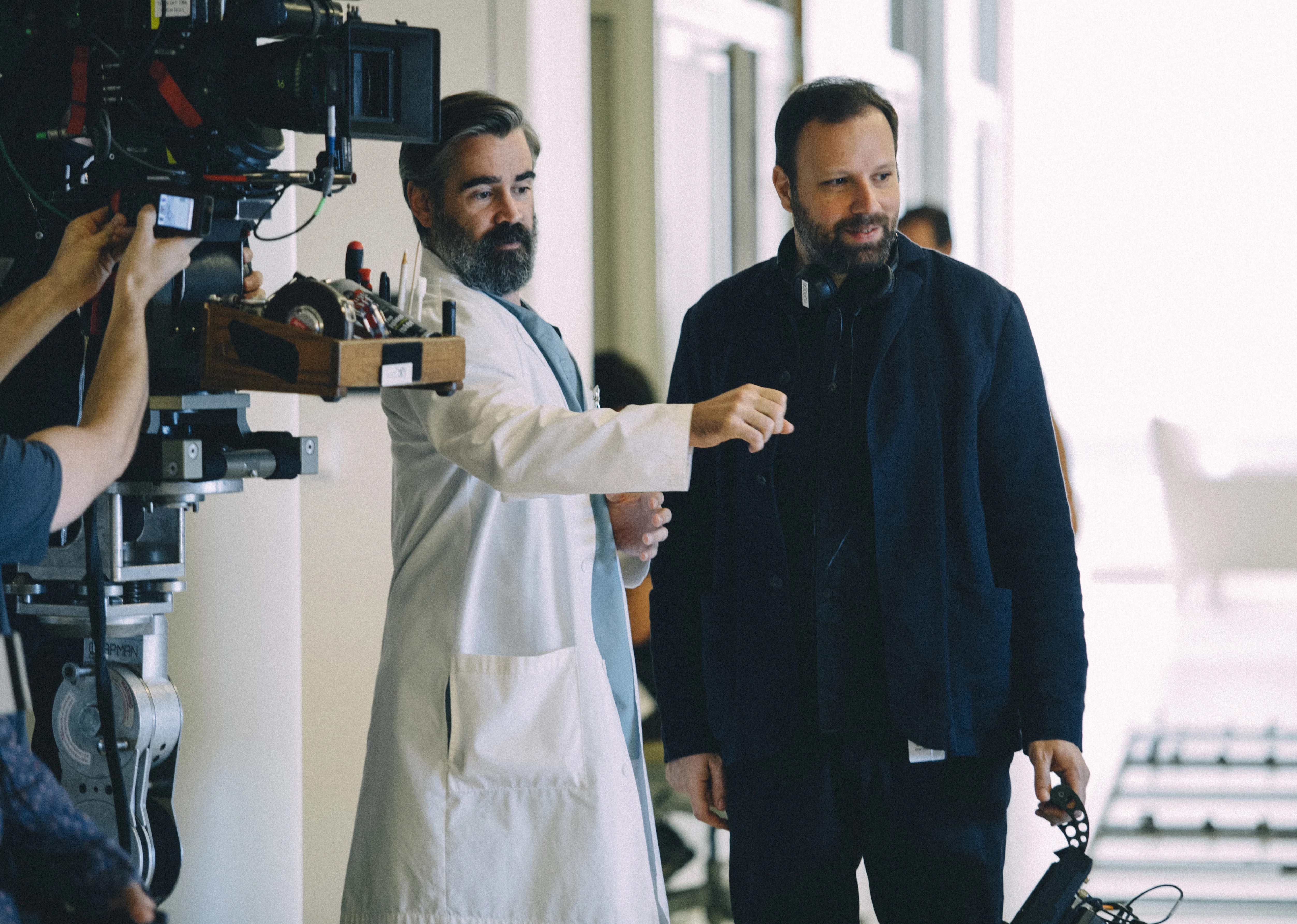 Колин Фаррелл (слева) и Йоргос Лантимос (справа) на съёмках фильма «Убийство священного оленя»/Element Pictures, A24, Film4