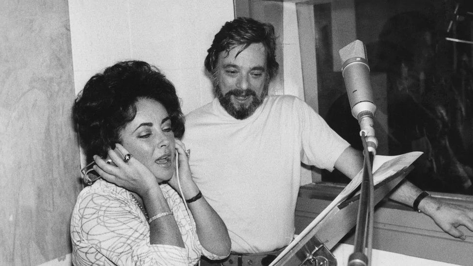 Стивен Сондхайм и Элизабет Тейлор работают над записью вокала для киноверсии пьесы «Маленькая серенада». Фото: Getty Images
