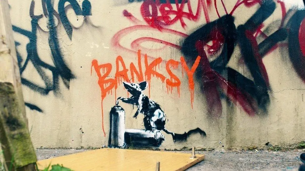 Граффити Бэнкси на съёмочной площадке сериала «Нарушители»/BBC