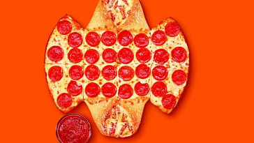Сеть кафе Little Caesars превратила лого Бэтмена в пиццу