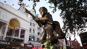 В Лондоне установили памятник 11-летнему Гарри Поттеру, который списан с Дэниэла Рэдклиффа