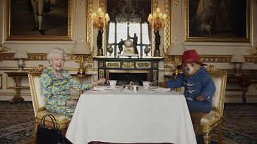 Медвежонок Паддингтон выпил чаю с Елизаветой II