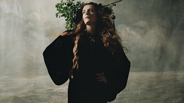 Постановщица «Эммы.» Отем де Уайлд сняла клип для Florence + The Machine